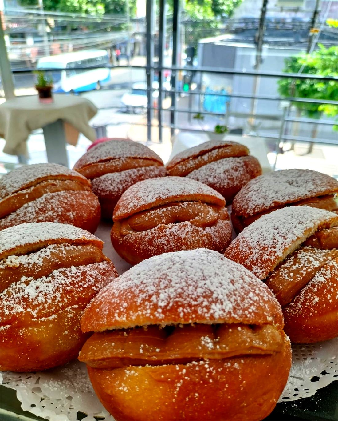 Berlines rellenos de manjar con azúcar flor