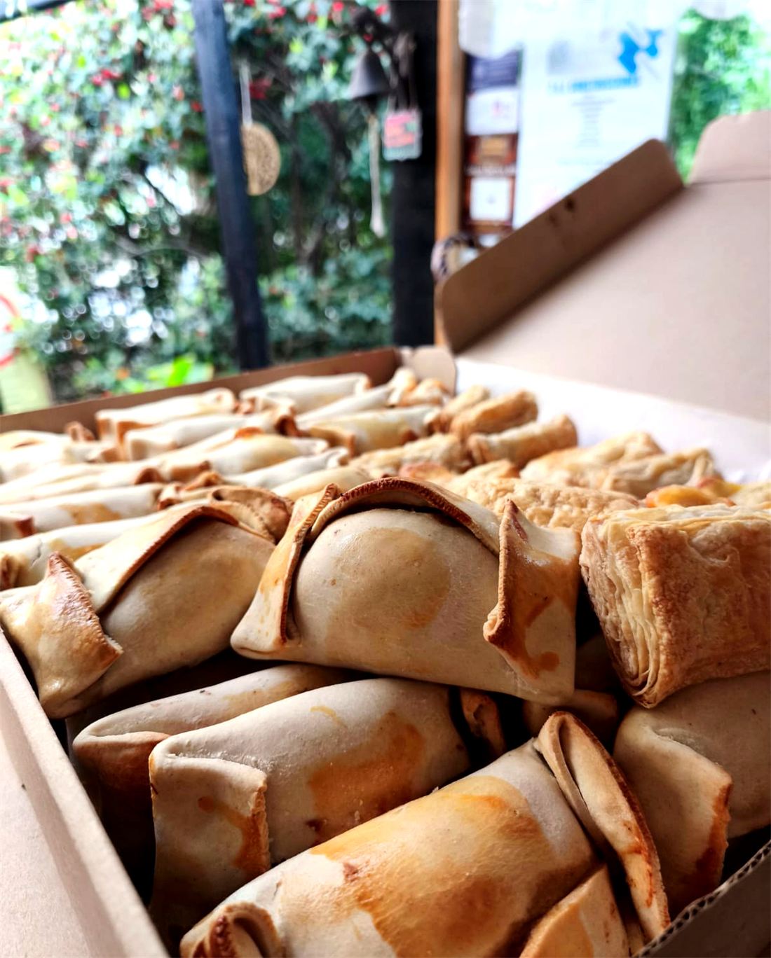 Caja con empanadas de horno recién horneadas