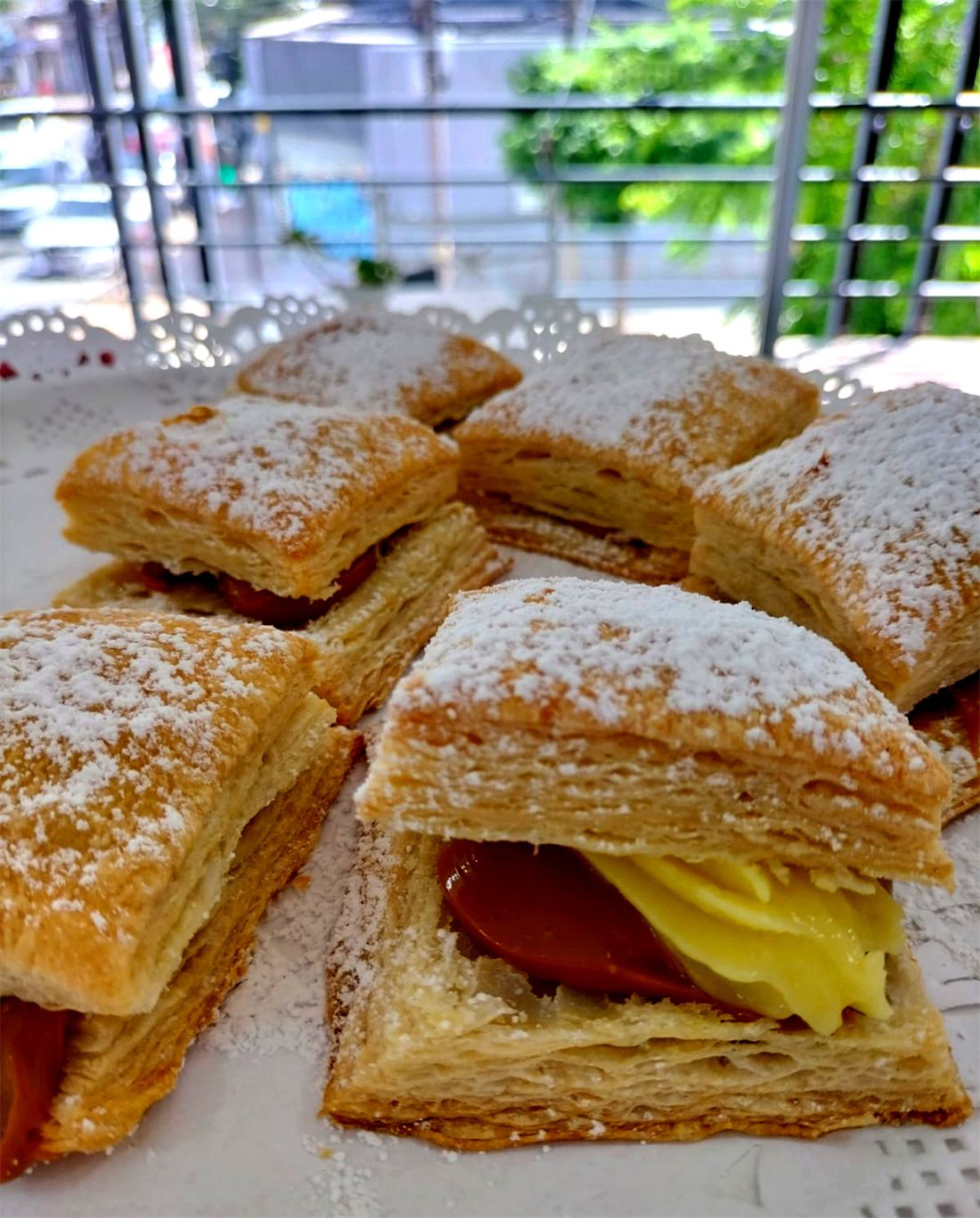 Hojaldres rellenos de manjar y crema pastelera con azúcar flor