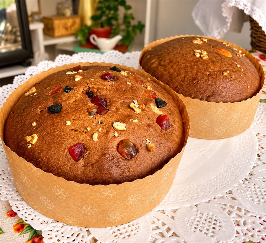 Dos panes de pascua caseros con frutas confitadas y nueces