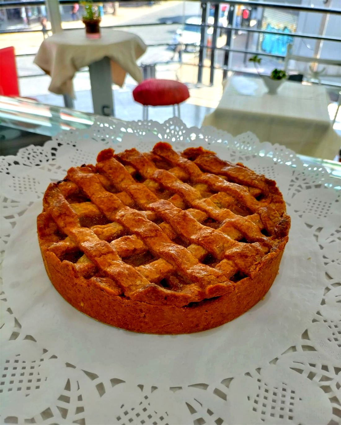Pie con masa enrejada sobre blonda