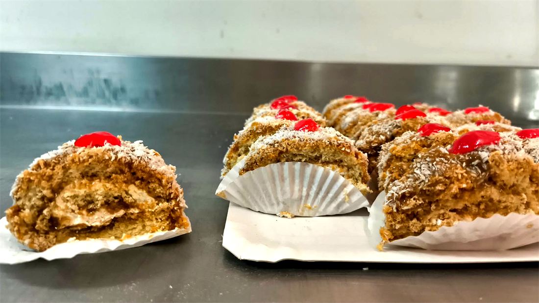 Porciones de torta con coco y guinda