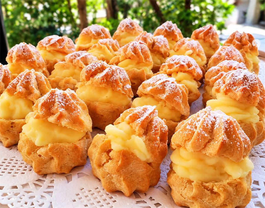 Bandeja de profiteroles rellenos de crema