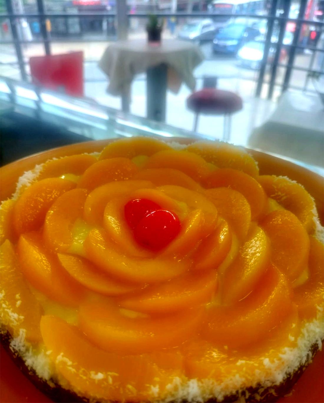 Torta cubierta con duraznos en forma de flor