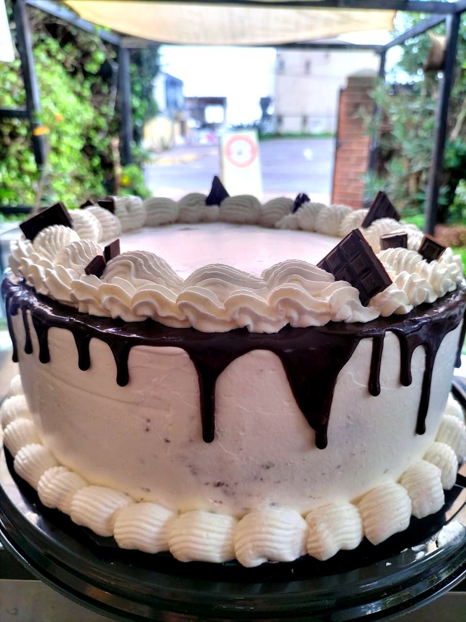 Torta blanca con chocolate derretido y trozos de chocolate