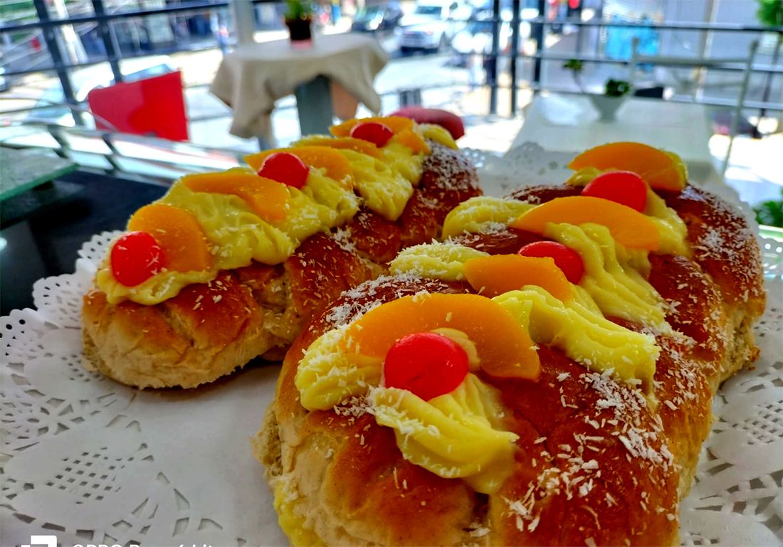 Trenzas dulces con crema pastelera, duraznos y guindas
