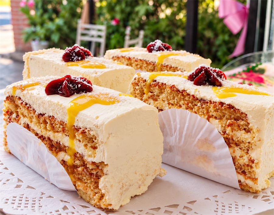Trozos de torta con crema y frutos rojos